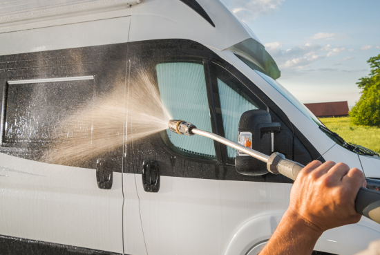 Camping-car entretenu par son propriétaire avant la mise en hivernage du véhicule