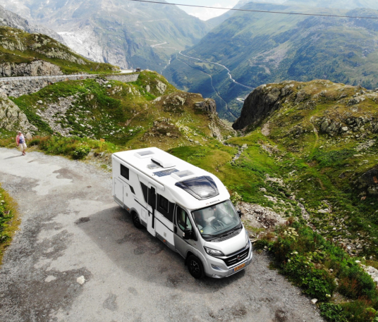 Camping-car stationné en roadtrip utilisant les équipements et solutions indispensables